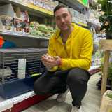 ...facciamo la conoscenza del titolare: il 28enne Francesco Montrone, che ci spiega di aver aperto l�attivit� nel 2018, spinto dal suo amore per i pappagallini